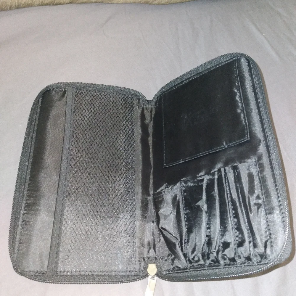 Nwot It cosmetics makeup brush case